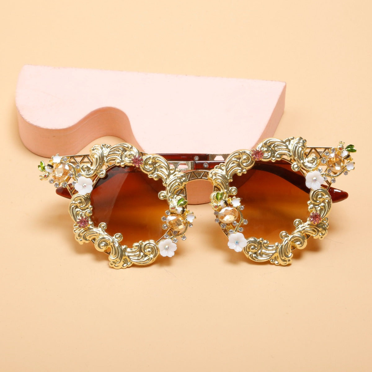 Lunettes de soleil d'inspiration rococo